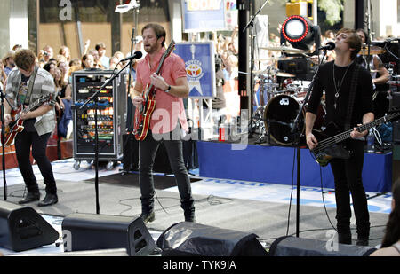 Matthieu, Caleb, Jared et Nathan Followill (R) de la Kings Of Leon se tenir sur scène dans la région entre les chansons sur le NBC Today Show live du Rockefeller Center à New York le 31 juillet 2009. (Photo d'UPI/John Angelillo) Banque D'Images