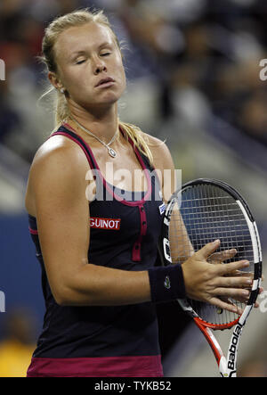 Vera Dushevina réagit après avoir perdu un point dans la première série de son premier match contre Venus Williams à l'US Open Tennis Championships à la Billie Jean King National Tennis Center à New York le 31 août 2009. UPI/John Angelillo Banque D'Images