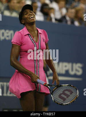 Venus Williams réagit après avoir perdu un point dans le troisième ensemble de son premier match contre Vera Dushevina au US Open Tennis Championships à la Billie Jean King National Tennis Center à New York le 31 août 2009. Williams a battu Dushevina 7-5, 6-3, 6-4 UPI/John Angelillo Banque D'Images