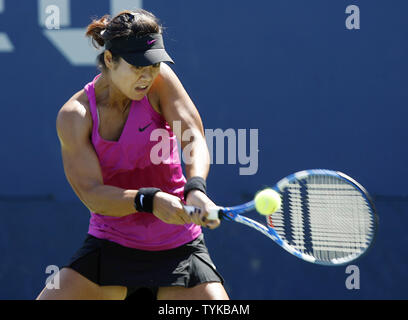 Na Li de la Chine frappe un revers à Michelle Larcher De Brito du Portugal au jour 3 à l'US Open Tennis Championships à la Billie Jean King National Tennis Center à New York le 2 septembre 2009. UPI/John Angelillo Banque D'Images