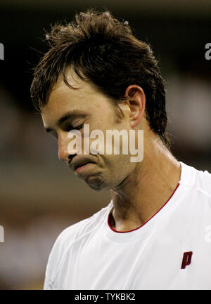 Simon Greul Allemagne réagit après avoir perdu un match à Roger Federer de la Suisse pendant la troisième série de leur match à l'US Open Tennis Championship le 2 septembre 2009 à New York. Federer a gagné 6-3, 7-5, 7-5. UPI /Monika Graff Banque D'Images
