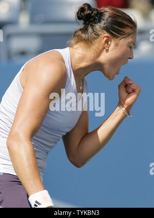 Dinara Safina de la Russie réagit après avoir remporté le premier set contre à Kristina Barrois de l'Allemagne lors de leur match à l'US Open Tennis Championship le 3 septembre 2009 à New York. UPI /Monika Graff. Banque D'Images