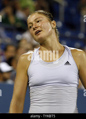 Dinara Safina de la Russie réagit après avoir perdu un point dans le deuxième set contre Petra Kvitova de la République tchèque le jour 6 à l'US Open Tennis Championships à la Billie Jean King National Tennis Center à New York le 4 septembre 2009. UPI/John Angelillo Banque D'Images