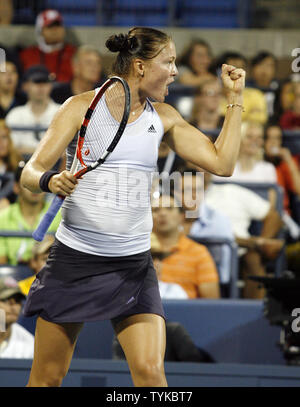 Dinara Safina de la Russie réagit après avoir remporté le deuxième set contre Petra Kvitova de la République tchèque le jour 6 à l'US Open Tennis Championships à la Billie Jean King National Tennis Center à New York le 4 septembre 2009. UPI/John Angelillo Banque D'Images