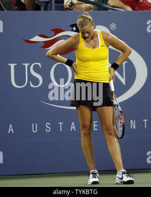 Petra Kvitova de la République tchèque réagit après avoir perdu un point dans la deuxième série de son match contre Dinara Safina de la Russie le jour 6 à l'US Open Tennis Championships à la Billie Jean King National Tennis Center à New York le 4 septembre 2009. UPI/John Angelillo Banque D'Images