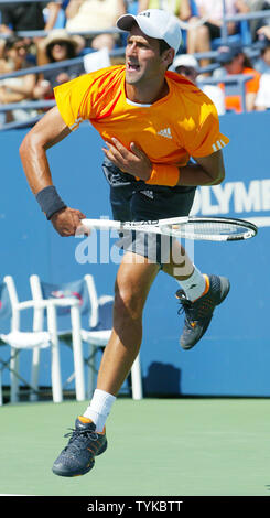 Novak Djokovic la Serbie de sert la balle à Jesse Witten des USA au cours de leur match à l'US Open Tennis Championship le 5 septembre 2009 à New York. UPI /Monika Graff. Banque D'Images
