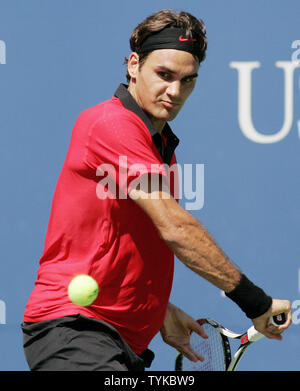 La Suisse de Roger Federer renvoie la balle à leyton Hewitt d'Australie pendant leur match à l'US Open Tennis Championship le 5 septembre 2009 à New York. UPI /Monika Graff. Banque D'Images