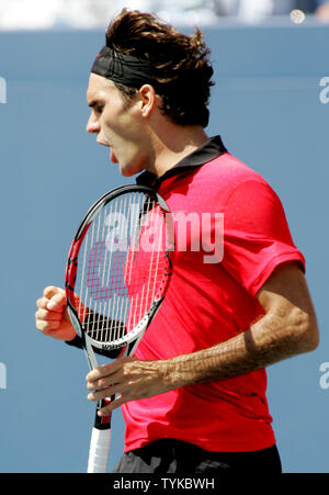 La Suisse de Roger Federer célèbre après avoir battu leyton Hewitt d'Australie en quatre sets lors de leur match à l'US Open Tennis Championship le 5 septembre 2009 à New York. Federer a gagné 4-6, 6-3, 7-5, 6-4. UPI /Monika Graff. Banque D'Images