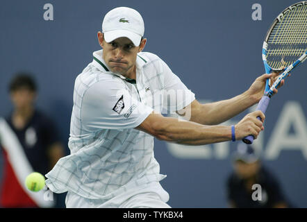 Andy Roddick, cinquième tête de série, de l'USA, renvoie la balle à John Isner des USA dans la première série lors de leur match à l'US Open Tennis Championship le 5 septembre 2009 à New York. UPI /Monika Graff. Banque D'Images