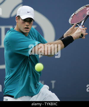 John Isner des USA renvoie la balle à Andy Roddick, cinquième tête de série, de l'USA, au cours de leur match à l'US Open Tennis Championship le 5 septembre 2009 à New York. UPI /Monika Graff. Banque D'Images
