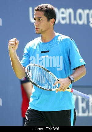 Nicolas Almagro d'Espagne réagit comme il gagne une partie sur Rafael Nadal, troisième semence, de l'Espagne, au cours de leur match à l'US Open Tennis Championship le 6 septembre 2009 à New York. UPI /Monika Graff Banque D'Images