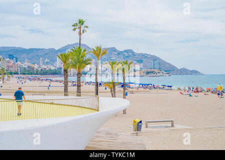 Benidorm, Espagne, 16 juin, 2019 : Vue de la plage de Poniente à Benidorm plein de gens au repos à Benidorm, Espagne Banque D'Images