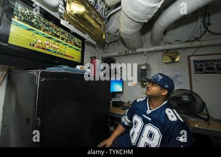 Océan Pacifique (nov. 13, 2016) Maître de 1re classe Ivan Mitchell watches dimanche football dans le porte-avions USS Carl Vinson (CVN 70) Ministère de la sécurité social. Le Carl Vinson Strike Group est actuellement en cours d'exercice de l'unité de formation composite en préparation pour un prochain déploiement. Banque D'Images