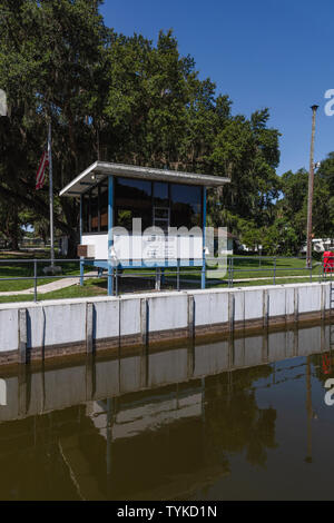 Burrell Écluse et barrage de navigation situé sur la route de Haines Creek River à Leesburg, Florida USA Banque D'Images