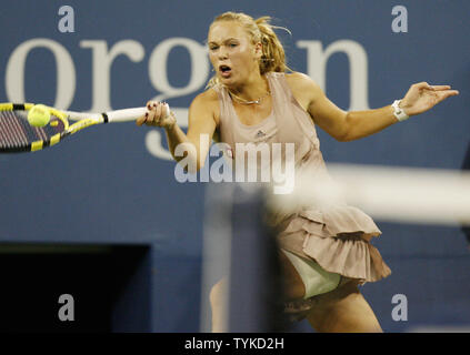 Caroline Wozniacki de Danemark renvoie la balle à Kim Clijsters de Belgique durant la finale des femmes à l'US Open Tennis Championship le 13 septembre 2009 à New York. UPI/JohnAngelillo. Banque D'Images