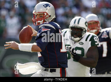 New England Patriots quarterback Tom Brady est poussé par New York Jets Shaun Ellis dans le quatrième trimestre de la semaine 2 de la NFL saison au Giants Stadium à East Rutherford, New Jersey le 20 septembre 2009. Les Jets défait les Patriotes 16-9. UPI /John Angelillo Banque D'Images