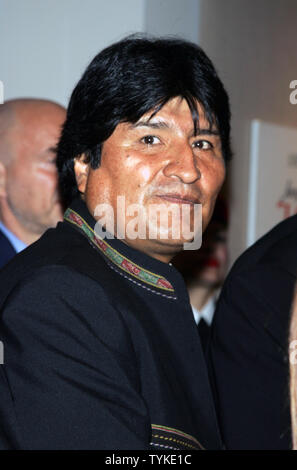 Le président bolivien Evo Morales arrive pour la projection de "Sud de la frontière" au Walter Reade Theater au Lincoln Center de New York le 23 septembre 2009. UPI Laura Cavanaugh Banque D'Images