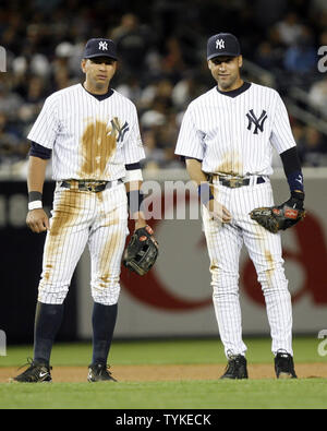 New York Yankees Alex Rodriguez et Derek Jeter (R) dans l'avant-champ dans la deuxième manche contre les Red Sox de Boston au Yankee Stadium de New York le 25 septembre 2009. UPI/John Angelillo Banque D'Images