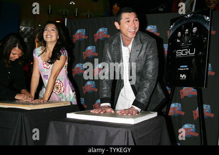 Na Ming et Lou Diamond Phillips la promotion de leurs nouvelles séries SyFy 'Stargate Universe' avec une empreinte de cérémonie au Planet Hollywood à New York le 2 octobre 2009. UPI/Laura Cavanaugh Banque D'Images