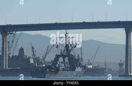 DIEGO (nov. 14, 2016) - La classe Arleigh Burke destroyer lance-missiles USS DECATUR (DDG 73) retourne à son port d'attache, base navale de San Diego, après avoir effectué un déploiement de sept mois, le 14 novembre. Decatur, ainsi que les destroyers lance-missiles USS Momsen (DDG 92) et USS Spruance (DDG 111), déployée à l'appui de la sûreté maritime et de la stabilité dans la région du Pacifique-Indo-Asia dans le cadre de la 3ème Flotte du Pacifique des États-Unis inaugurale du Groupe d'action de surface, sous le commandant de l'Escadron de destroyers (CD) 31. Banque D'Images