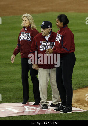 La Première Dame Michelle Obama, Mme Jill Biden et Yogi Bera attendre le premier lancer de cérémonie avant de jeu un des 2009 MLB World Series entre les Yankees de New York et les Phillies de Philadelphie au Yankee Stadium de New York le 28 octobre 2009. UPI/John Angelillo Banque D'Images