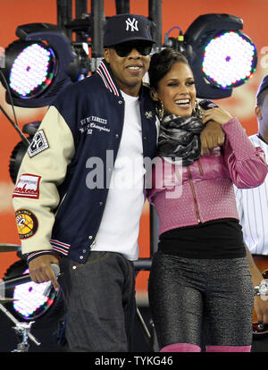 Jay-Z et Alicia Keys effectuer avant les New York Yankees jouer les Phillies de Philadelphie dans le jeu 2 de la Série mondiale au Yankee Stadium de New York le 29 octobre 2009. UPI/John Angelillo Banque D'Images