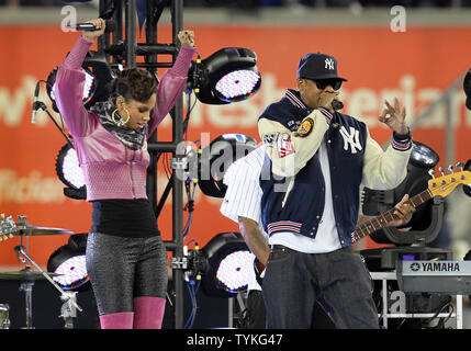 Jay-Z et Alicia Keys effectuer avant les New York Yankees jouer les Phillies de Philadelphie dans le jeu 2 de la Série mondiale au Yankee Stadium de New York le 29 octobre 2009. UPI/John Angelillo Banque D'Images