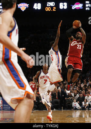 Cleveland Cavaliers LeBron James pousses avec 0,2 secondes à la moitié de la mi cour sur New York Knicks Larry Hughes au Madison Square Garden de New York le 6 novembre 2009. UPI/John Angelillo Banque D'Images
