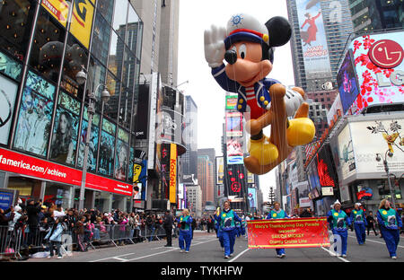 Mickey marin flotte vers le bas l'itinéraire de la parade à la 83e Macy's Thanksgiving Day Parade à New York le 26 novembre 2009. UPI/John Angelillo Banque D'Images