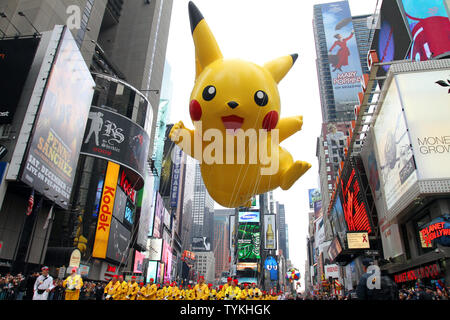 Le ballon flotte vers le bas le Pikachu défilé au 83e Macy's Thanksgiving Day Parade à New York le 26 novembre 2009. UPI/John Angelillo Banque D'Images