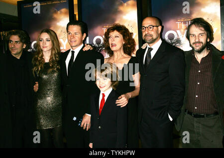 (L-R) Michael Imperioli, Saoirse Ronan, Mark Wahlberg, Christian Ashdale, Susan Sarandon, Stanley Tucci et Peter Jackson arrivent pour le New York projection spéciale de 'The Lovely Bones' au théâtre de Paris à New York le 2 décembre 2009. UPI /Laura Cavanaugh Banque D'Images