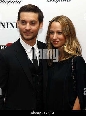 L'acteur Tobey Maguire (L) et sa femme Jennifer Meyer Maguire arrivent sur le tapis rouge pour la première de 'neuf' au Ziegfeld Theatre à New York le 15 décembre 2009. UPI/John Angelillo Banque D'Images