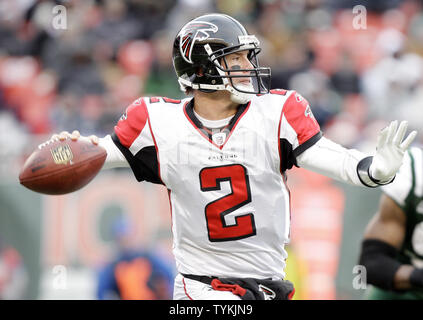 Atlanta Falcons Matt Ryan lance une passe au quatrième trimestre au cours de la semaine 15 de la saison NFL au Giants Stadium à East Rutherford, New Jersey le 20 décembre 2009. Les Falcons défait les Jets 10-7. UPI /John Angelillo Banque D'Images