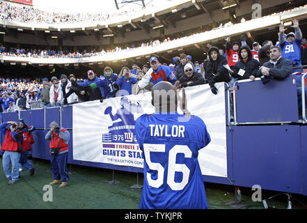 L'ancien joueur des New York Giants Lawrence Taylor réagit avec les fans à la mi-temps d'une cérémonie à Giants Stadium dans le dernier match de saison régulière jamais pour les Giants au Giants Stadium à East Rutherford, New Jersey le 27 décembre 2009. UPI /John Angelillo Banque D'Images