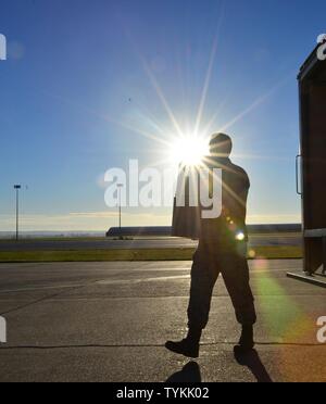 Un membre de la Défense Gare Courrier Offutt transporte les boîtes contenant les équipements sensibles sur la ligne de vol à Offutt Air Force Base, Neb., 16 novembre 2016. Les couriers de défense sensibles et déplacer du matériel top secret à l'échelle mondiale pour le ministère de la défense et d'autres organismes gouvernementaux. Banque D'Images