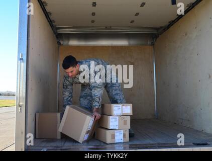 Le s.. Ruben Lozano, un courrier de la défense La Défense avec la station de courrier Offutt, décharge des boîtes contenant des équipements sensibles sur la ligne de vol à Offutt Air Force Base, Neb., 16 novembre 2016. Les couriers de défense sensibles et déplacer du matériel top secret à l'échelle mondiale pour le ministère de la défense et d'autres organismes gouvernementaux. Banque D'Images