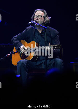 Eric Clapton se produit en concert au Madison Square Garden de New York le 18 février 2010. UPI /Laura Cavanaugh Banque D'Images