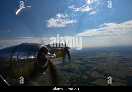 Les hélices et les moteurs sur l'aile gauche du B-29 Superfortress appelé 'Doc' en vol au dessus de New York au cours de la trajectoire de vol de livraison à la 2019 Les Ailes de Whiteman Air & Space Show, le 14 juin 2019. En décembre 1943, U.S. Army Air Forces les dirigeants se sont engagés le Superfortress à l'Asie, où la vaste gamme rendu particulièrement adapté pour le long vol au-dessus de l'eau contre les Japonais d'origine à partir de bases situées en Chine. Au cours des deux premiers mois de 1944, B-29s a commencé à fonctionner contre le Japon dans les îles de Guam, Saipan et Tinian et était exploité par le 509e groupe composite. L'unité g Banque D'Images