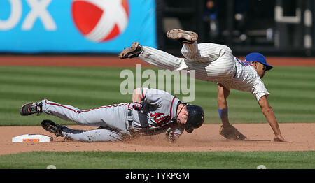 Mets de New York Alex Cora bondit sur Atlanta brave Matt Diaz essaie de compléter un double jeu dans la huitième manche au Citi Field de New York le 24 avril 2010. Les mets défait les Braves 3-1. UPI/John Angelillo Banque D'Images