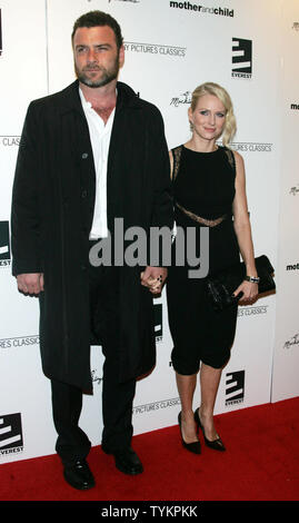 Naomi Watts et Liev Schreiber arrivent pour la 'Mère et Enfant' Première Mondiale au Théâtre de Paris à New York le 26 avril 2010. UPI /Laura Cavanaugh Banque D'Images