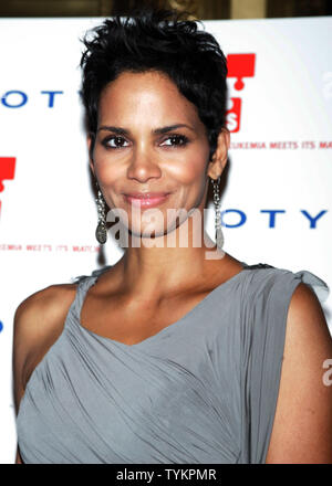 Halle Berry arrive pour le 4e Gala annuel DKMS : liée contre la leucémie au Cipriani à New York le 29 avril 2010. UPI /Laura Cavanaugh Banque D'Images