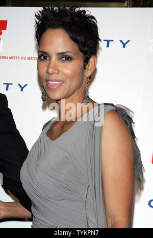 Halle Berry arrive pour le 4e Gala annuel DKMS : liée contre la leucémie au Cipriani à New York le 29 avril 2010. UPI /Laura Cavanaugh Banque D'Images