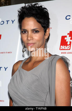 Halle Berry arrive pour le 4e Gala annuel DKMS : liée contre la leucémie au Cipriani à New York le 29 avril 2010. UPI /Laura Cavanaugh Banque D'Images