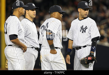 Derek Jeter des Yankees de New York, Robinson Cano, Mark Teixeira et Alex Rodriguez (L) dans l'avant-champ dans la huitième manche contre les White Sox de Chicago au Yankee Stadium de New York le 30 avril 2010. Les Yankees défait les White Sox 6-4. UPI/John Angelillo Banque D'Images