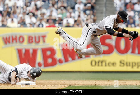 White Sox de Chicago Alexei Ramirez bondit sur New York Yankees Brett Gardner essaie de remplir un double jeu dans la septième manche au Yankee Stadium de New York le 2 mai 2010. Les Yankees défait les White Sox 12-3. UPI/John Angelillo Banque D'Images