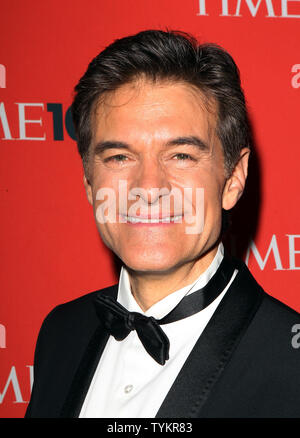 Le Dr Oz arrive à temps Magazines 100 personnes les plus influentes au gala le Time Warner Center à New York le 4 mai 2010. UPI/John Angelillo Banque D'Images