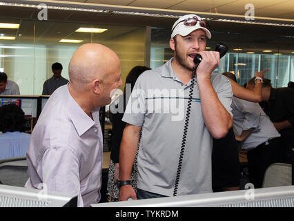 BTIG Co-fondateur Steven Starker watches or Olympique Bode Miller dire bonjour à un client à l'organisme de bienfaisance pour les commissions 2010 BTIG Day à New York le 6 mai 2010. UPI/John Angelillo Banque D'Images