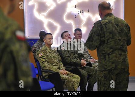 Le Major-général des Forces armées polonaises Jaroslaw Mika (à droite), Commandant, 11e Division de cavalerie blindée, parle avec (de gauche à droite) Le Général Daniel Allyn, United States Army Vice-chef de cabinet ; le Lieutenant-général des Forces armées polonaises Leszek Surawski, Commandant, 16e division mécanisée de l'armée américaine ; et Brigue. Le général Kenneth L. Kamper, général commandant adjoint du 4ème Division d'infanterie, avant une mission d'information lors de leur visite à la maison du patrimoine Musée militaire de Zagan, Pologne, le 15 novembre 2016. Allyn et Kamper avait en Pologne pour voir les bases militaires polonais et les secteurs d'entraînement en préparation pour le 4ème Inf. Jusqu'Div. Banque D'Images