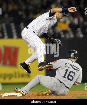 Derek Jeter des Yankees de New York pas sur Boston rouge Sox Marco Scutaro tout en essayant de mener un double jeu dans la troisième manche au Yankee Stadium de New York le 18 mai 2010. UPI/John Angelillo Banque D'Images