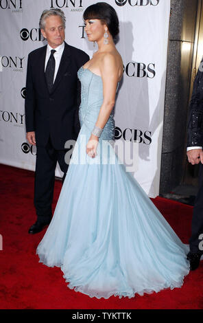 Michael Douglas et Catherine Zeta-Jones arrivent au Tony Awards 2010 au Radio City Music Hall de New York le 13 juin 2010. UPI/Joe Corrigan Banque D'Images